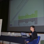 Volonterka Maja Katić predstavlja zbirku "Održivo gospodarenje energijom - hrvatska praksa za europu" na obilježavanju dana Europe u Slunju